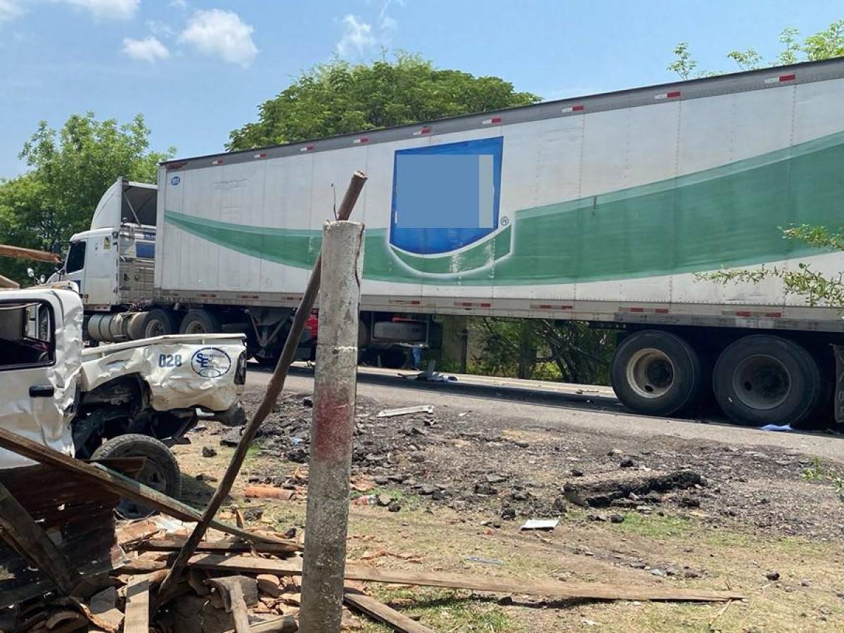 El carro de los empleados de Educación impactó contra esta casa luego de chocar con la rastra.