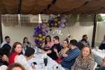 En la terraza de Arsa, con cerveza en la mano y en la cabecera de la mesa aparece Dorian Salinas (de blusa negra y chaqueta gris), comisionada presidenta; y las tres personas a su derechas son Gladys Morel, directora de Productos Farmacéuticos; Samuel Aguilar, secretario general; y Sidney Acosta, jefa de la Unidad de Ciencia e Innovación Regulatoria.