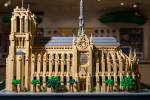 Un nuevo modelo de Lego de la Catedral de Notre-Dame incluye rosetones y una aguja central rodeada de estatuas.