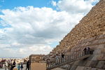 La pirámide de Menkaure en Giza, Egipto, estuvo revestida parcialmente con bloques de granito, visibles abajo.