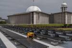 El medio ambiente es tema central de los sermones del Gran Imam Nasaruddin Umar, de la Mezquita Istiqlal en Yakarta, Indonesia. Inspeccionando paneles solares en la mezquita.