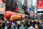 Un hot dog de 20 metros de largo es la pieza central de una instalación de arte, “Hot Dog in the City”, en Times Square. Este día, el evento principal fue un combate de lucha libre.