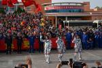 Astronautas chinos en una ceremonia en abril antes de una misión a una estación espacial. El País está invirtiendo fuertemente en su red satelital.