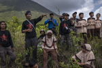 Aak Abdullah al-Kudus fundó el Ejército Verde, un grupo de voluntarios que reforesta tierras en Java Oriental, Indonesia. (Ulet Ifansasti para The New York Times)