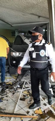 Momentos de pánico y destrozos: Las imágenes que dejó accidente en agencia bancaria en SPS