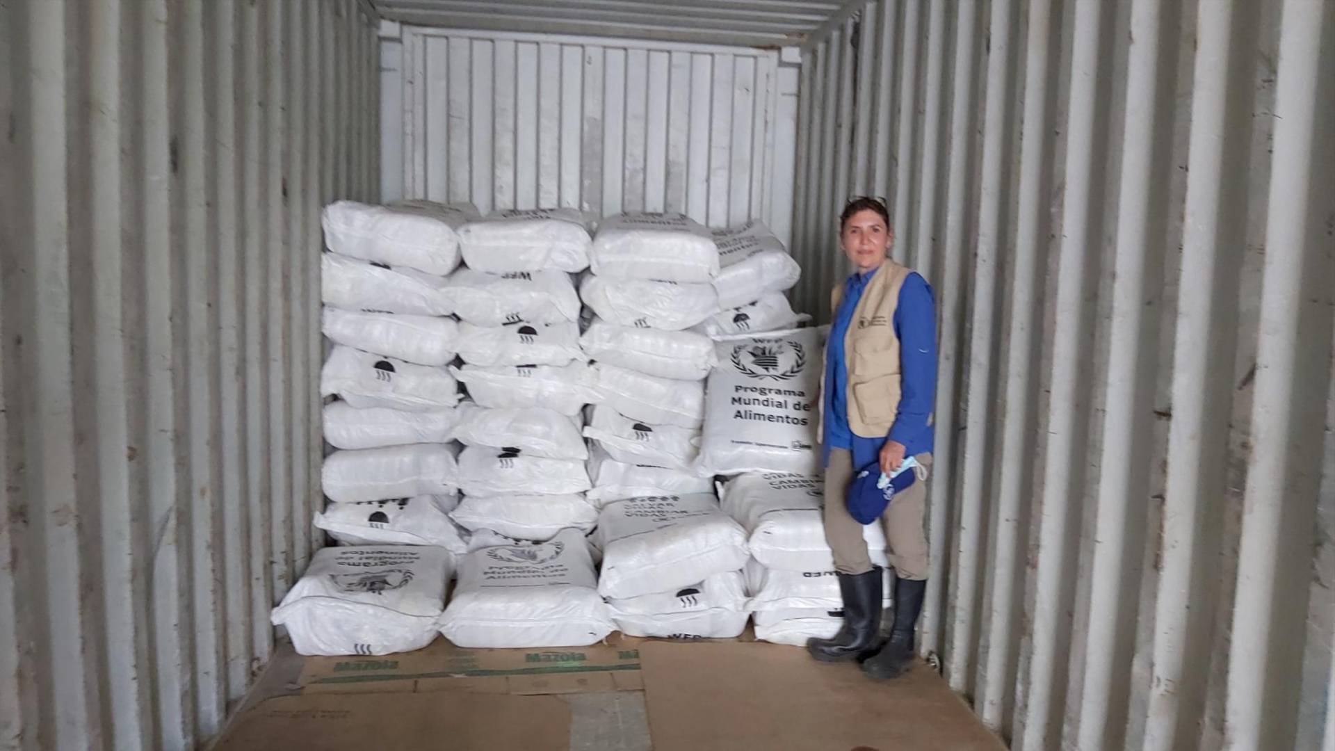 $!La merienda escolar que entregan en las escuelas de Honduras consta de arroz, frijoles, harina y aceite.