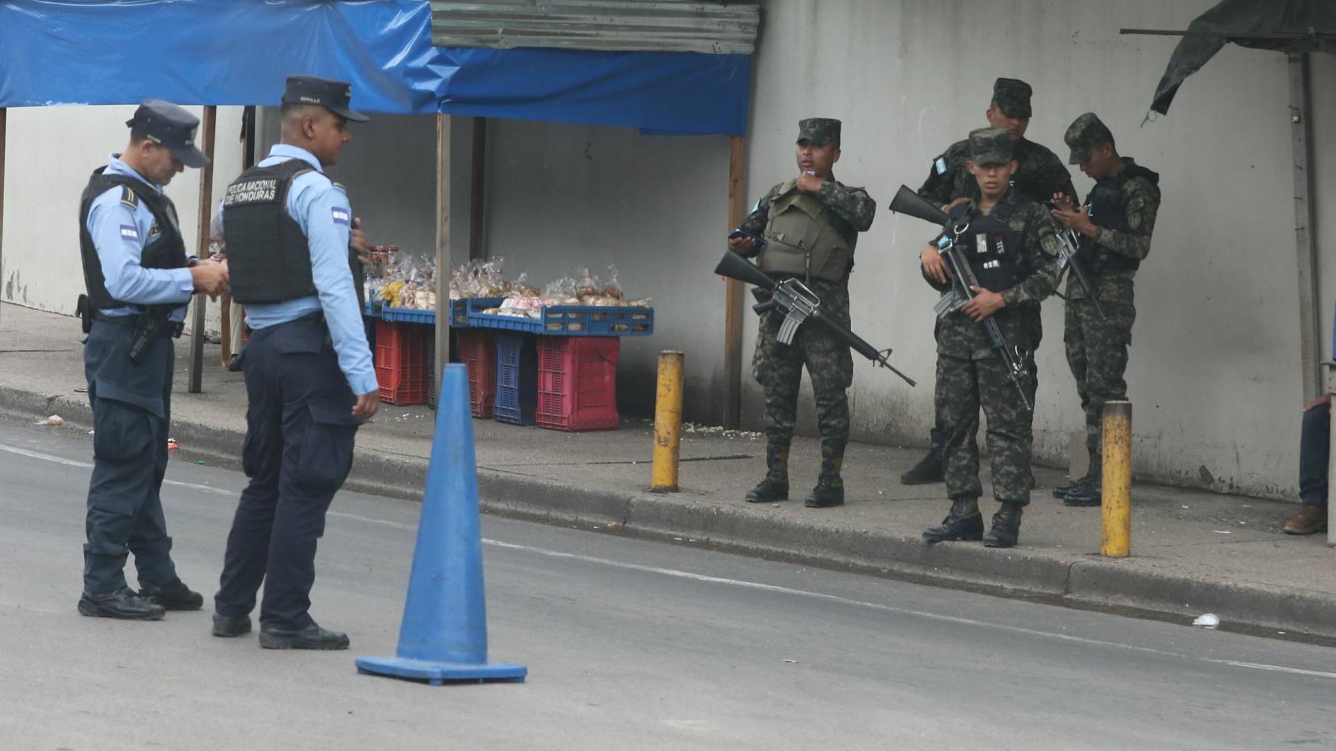 $!En la salida de la Residencial Honduras por una maquila cerca de Unitec en la entrada a Los Pinos hay un operativo de manera permanente.