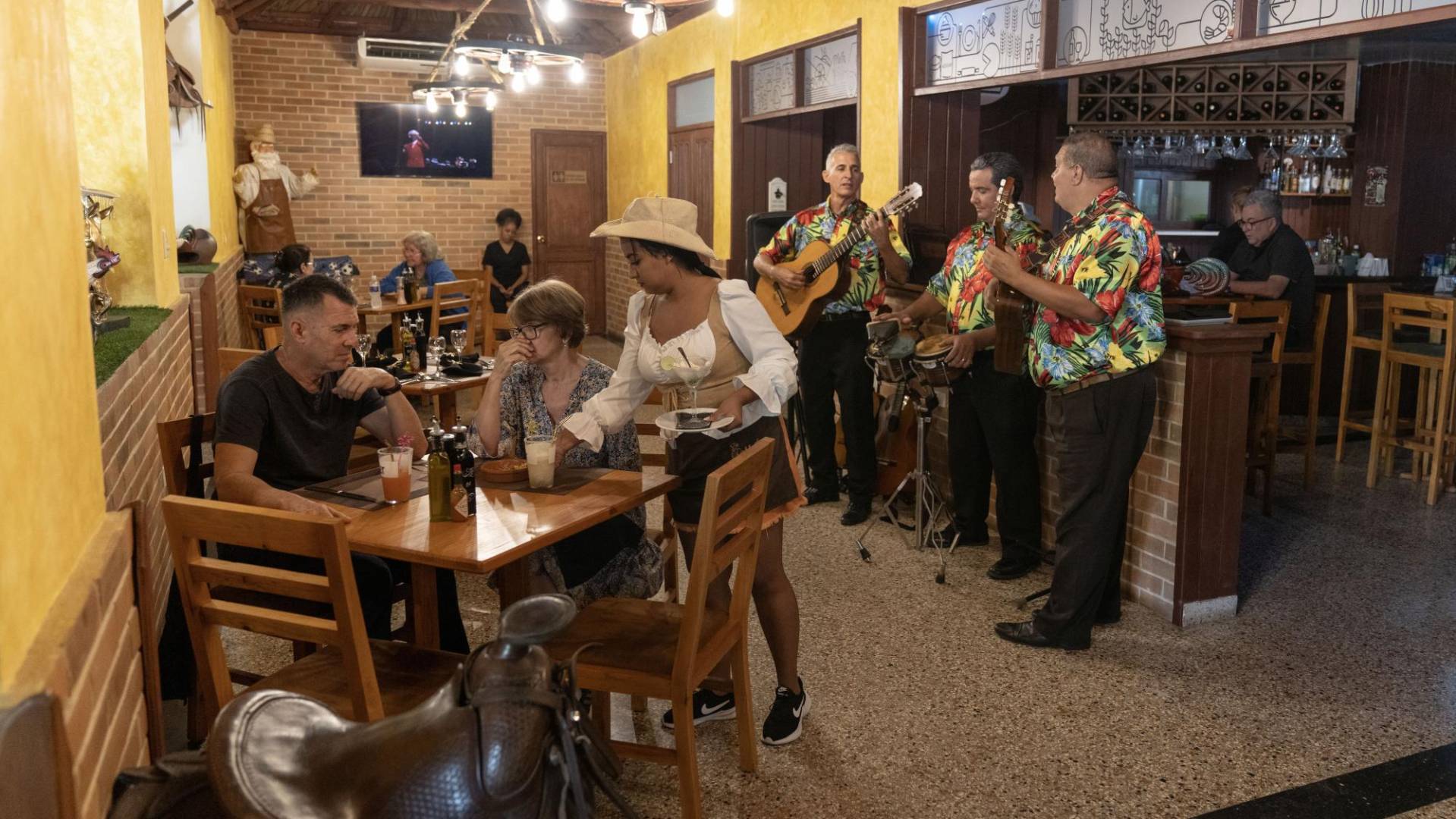 $!La Carreta, un emblemático restaurante en la Habana antes propiedad del Gobierno, ha reabierto como negocio privado. (Eliana Aponte para The New York Times)