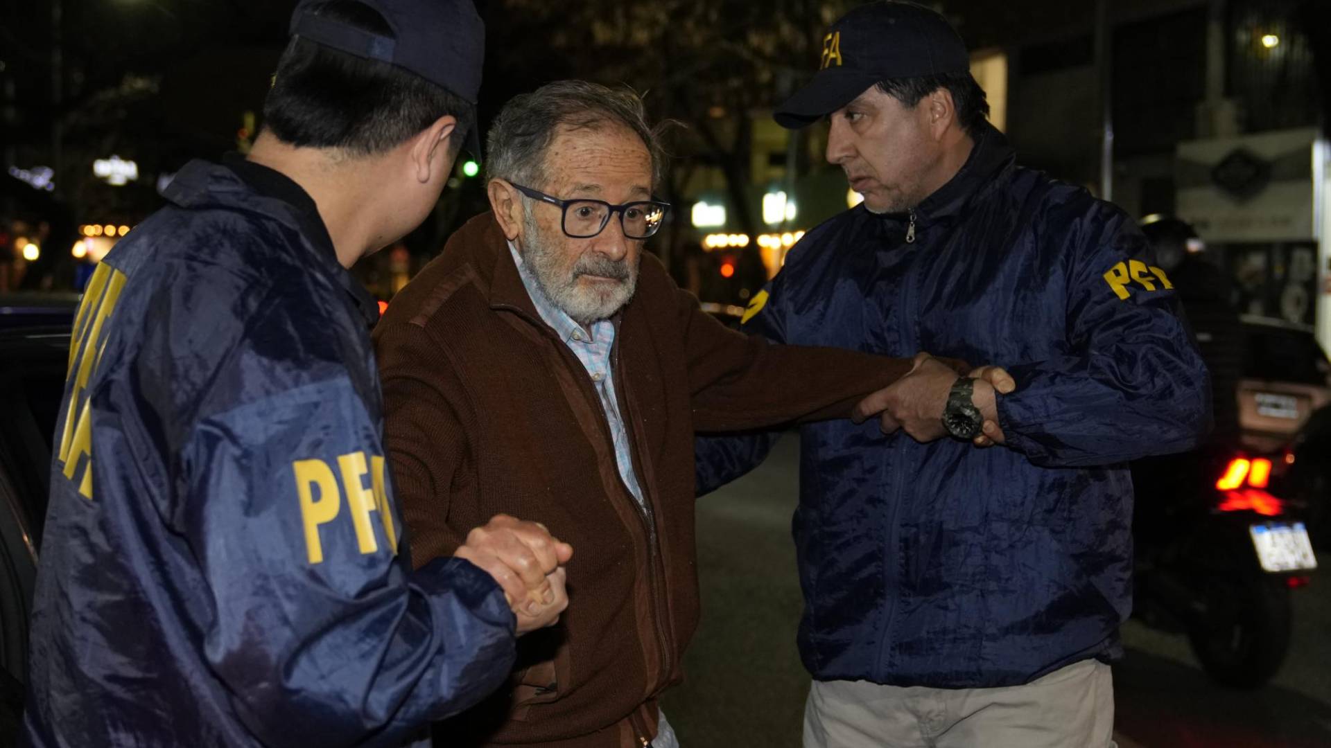 $!Agentes de policía llevan a Juan Percowicz, líder de la Escuela de Yoga de Buenos Aires, a prisión preventiva en 2022.