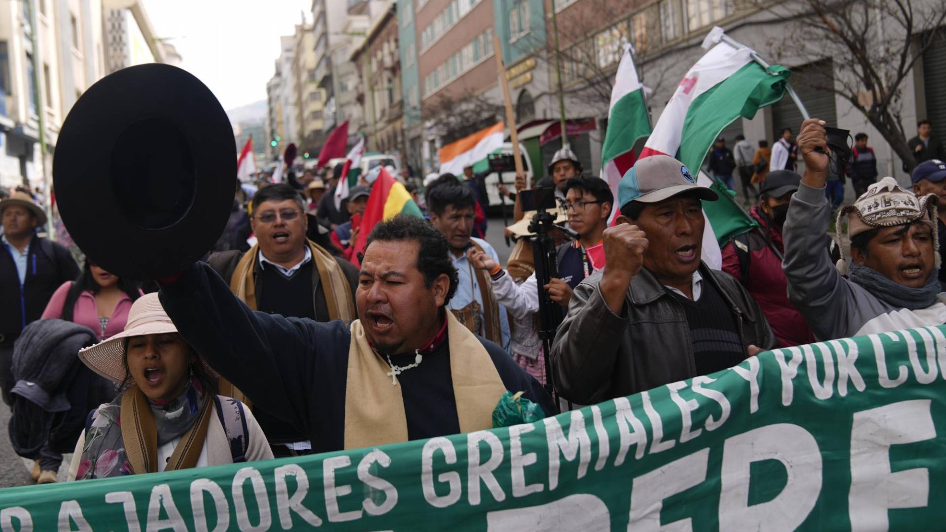 $!Protestas en Bolivia. Residentes han hecho fila para comprar gasolina y hubo un fallido intento de golpe de Estado. (Juan Karita/Associated Press)