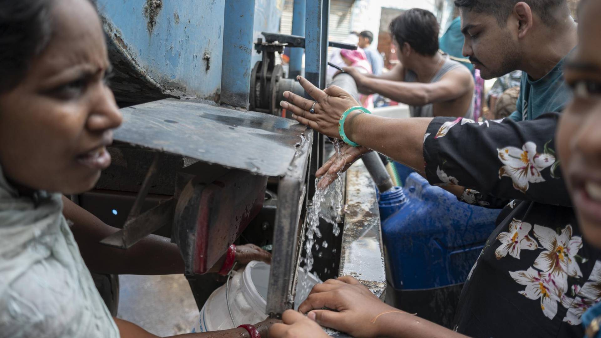 $!En medio de un calor al alza en India, se ha racionado el agua en toda la región de Delhi, la capital.