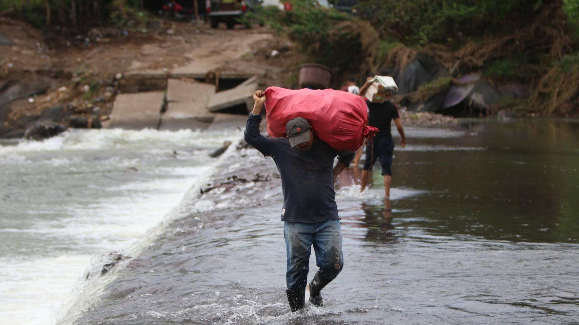 $!Cuando el río Goascorán tiene el caudal bajo, la población que vive en la Costa de los Amates puede cruzar caminando, pero la construcción de un puente -de buena calidad- es vital, pero que no sea arrastrado por las aguas cuando las lluvias lleguen, como pasó en ocasiones anteriores.