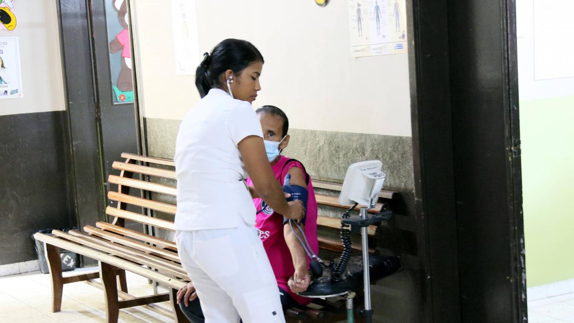 $!Hasta agosto, el dengue había acabado con la vida de más de 140 hondureños. Pese a su gravedad, Salud utilizó reactivos vencidos para realizar exámenes de sangre.