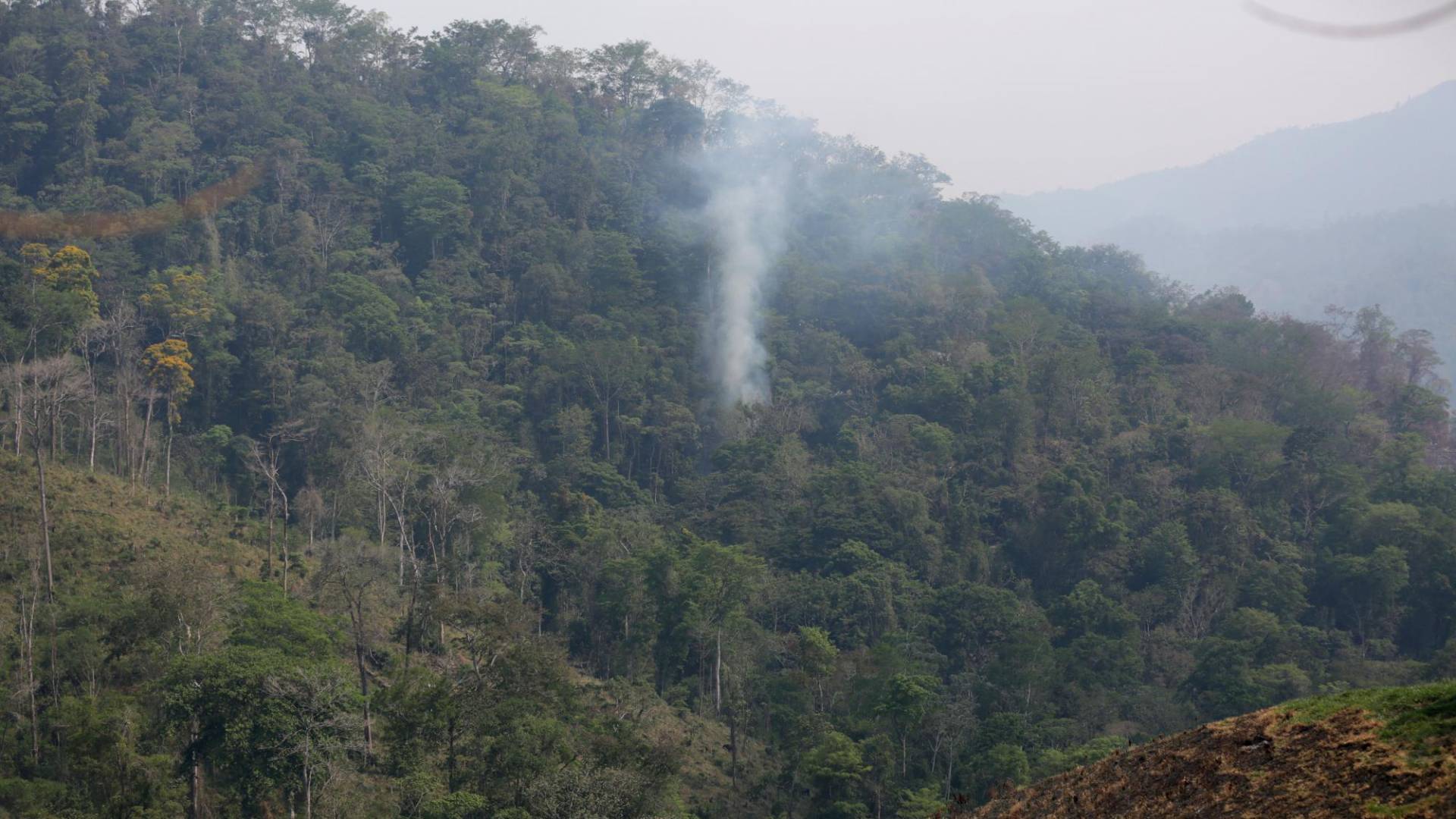 $!En medio de las montañas de la Biósfera del Río Plátano se ven decenas de incendios que comienzan a surgir.