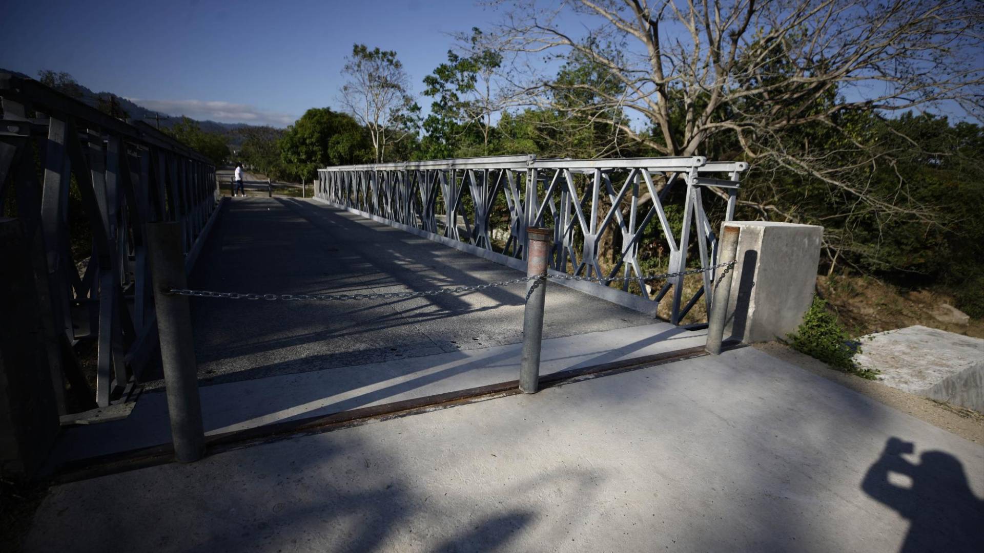 $!Con tubos de hierro y cadenas taparon el paso al puente Bailey, cuya instalación quedó incompleta.