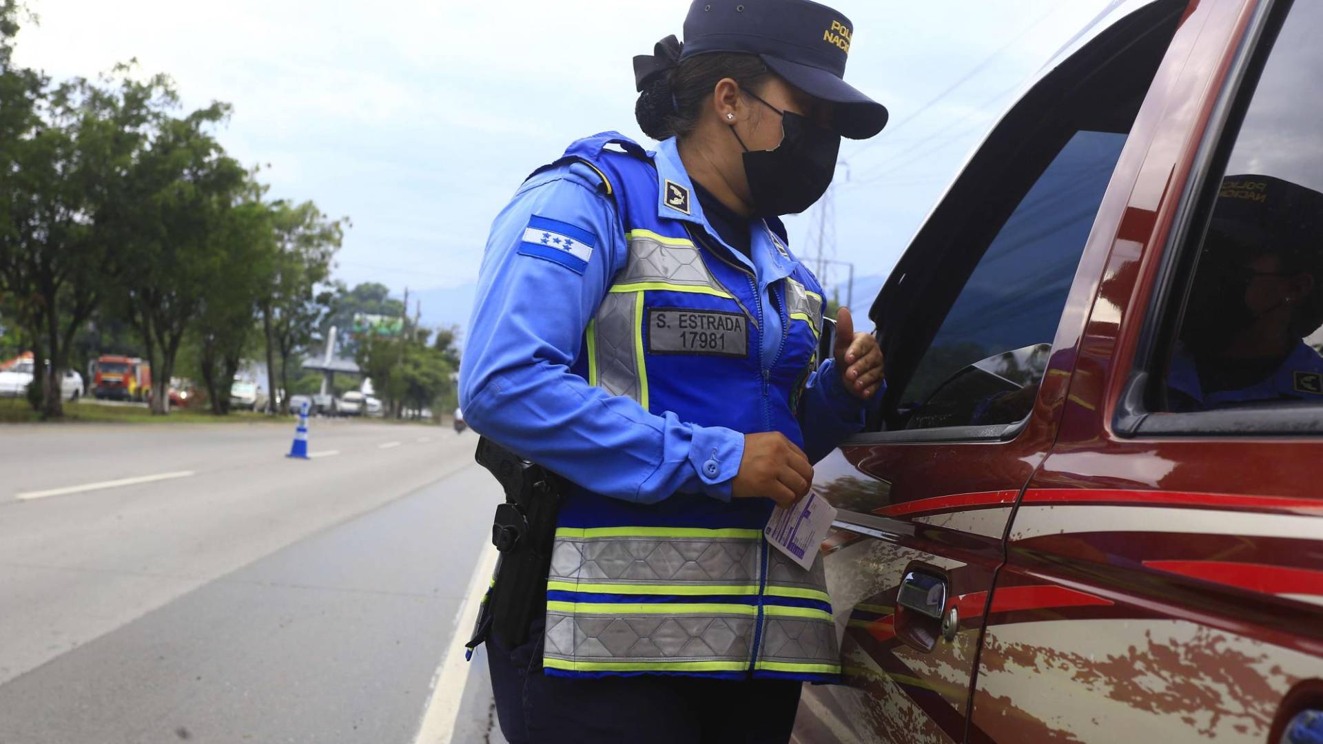 $!La DNVT mantiene operativos en los que permite a los ciudadanos viajar con las licencias vencidas.