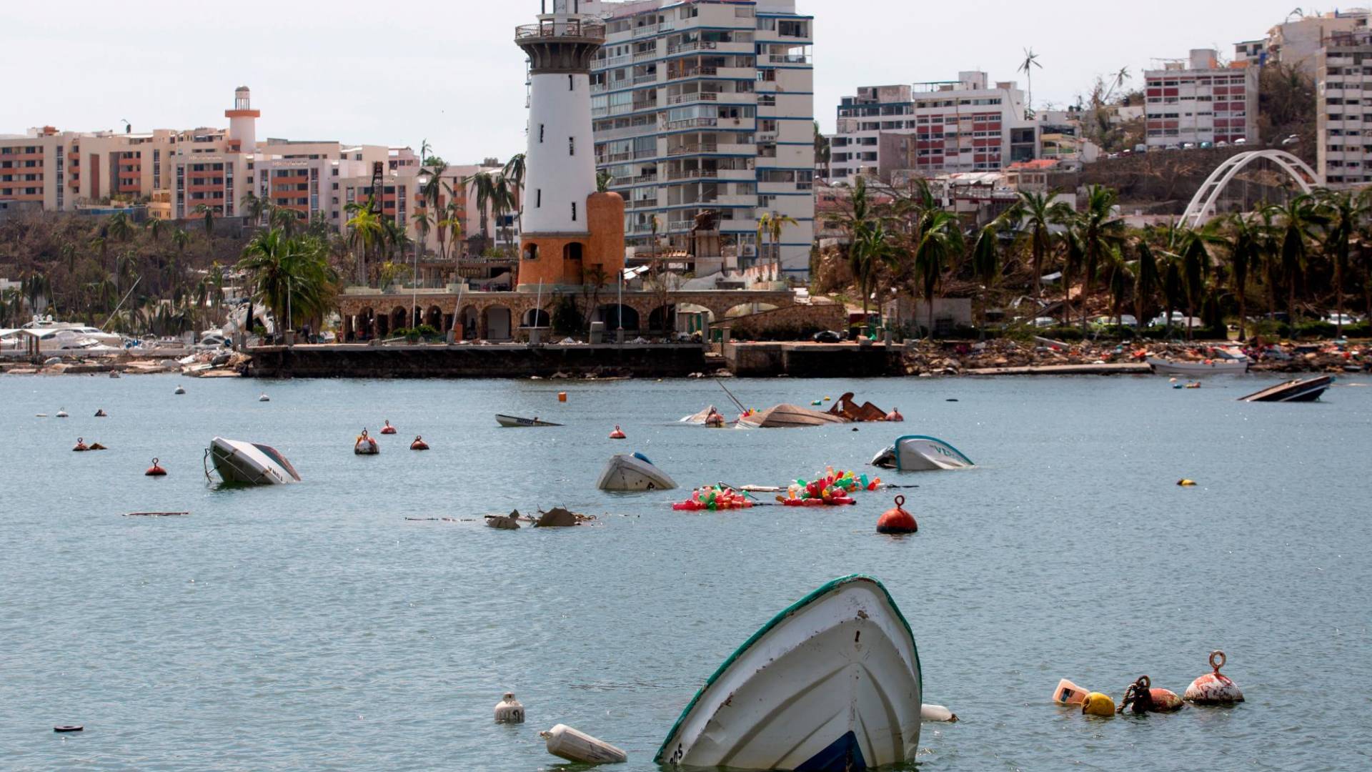 $!El huracán Otis se intensificó rápidamente, sorprendiendo a los meteorólogos. Barcos hundidos en Acapulco en octubre.