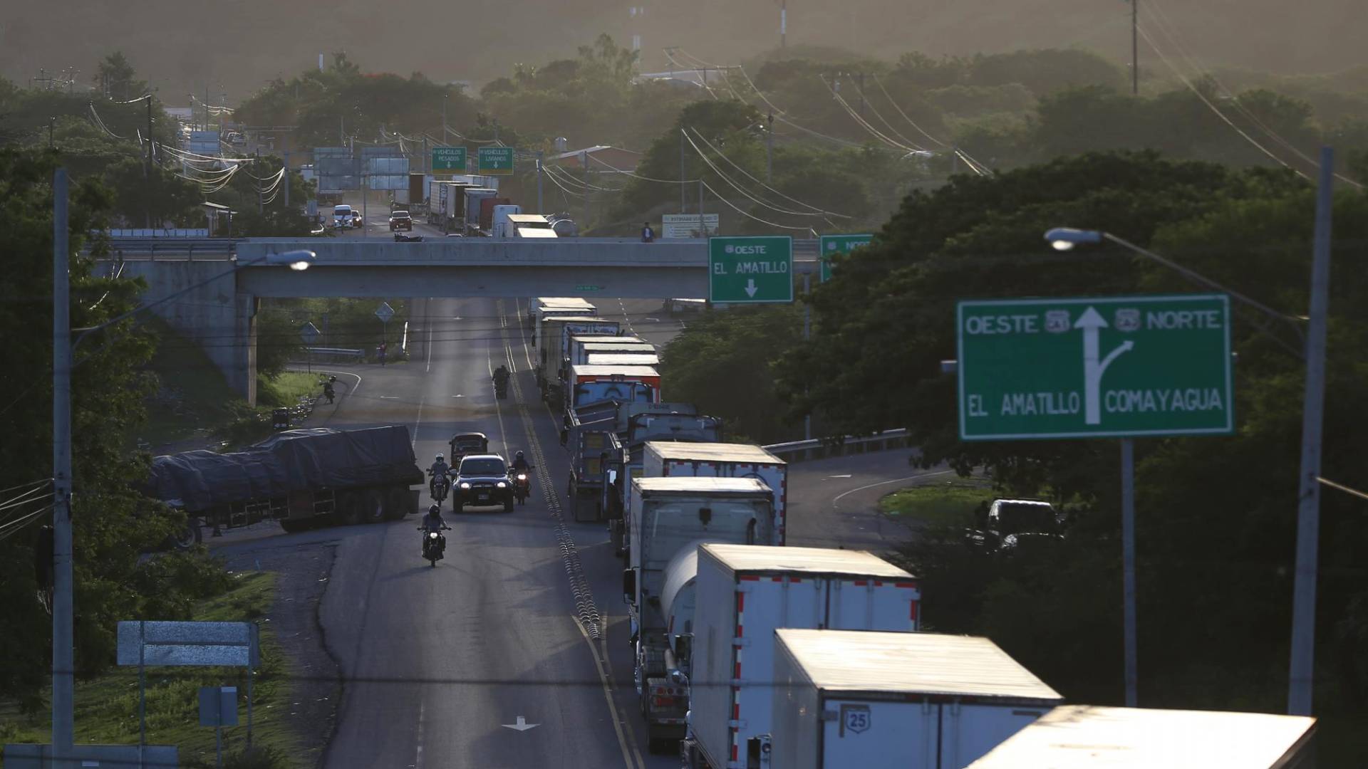 $!Las interminables filas en las fronteras se deben a la negligencia y proceso poco efectivo en las aduanas de Honduras.