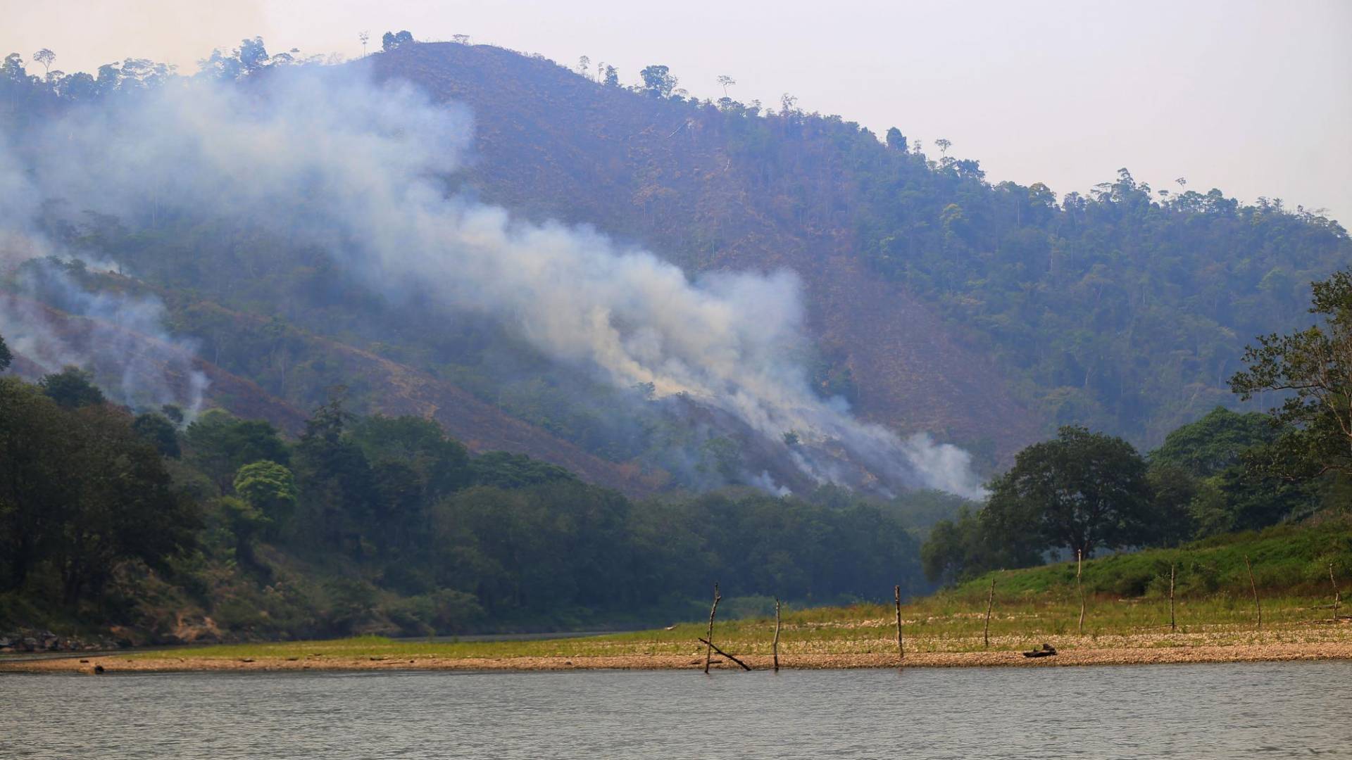 $!La Unidad Investigativa de EL HERALDO Plus fue testigo de los incendios y abusos que se cometen en la cuenca en el límite entre Honduras y Nicaragua.