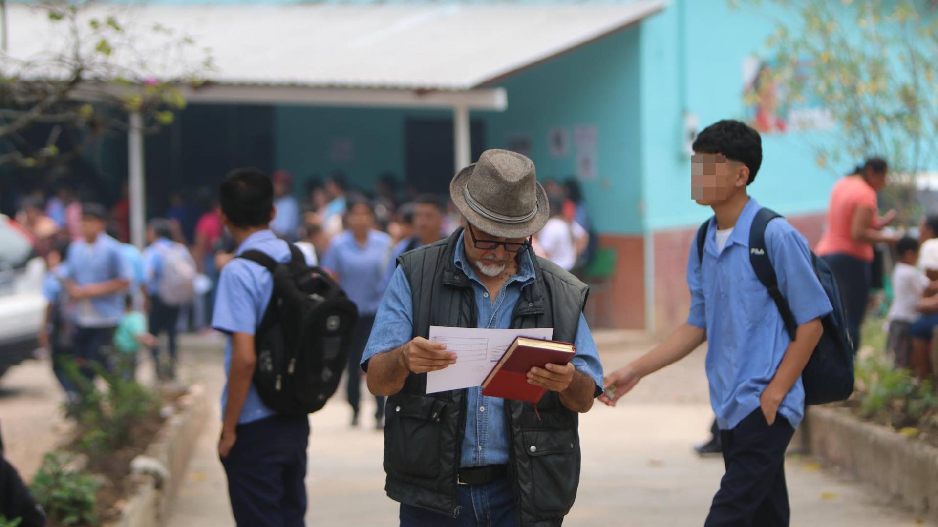 $!Un padre de familia revisando las calificaciones del primer parcial entregadas en el Instituto Técnico Francisco Morazán de Sabanagrande.