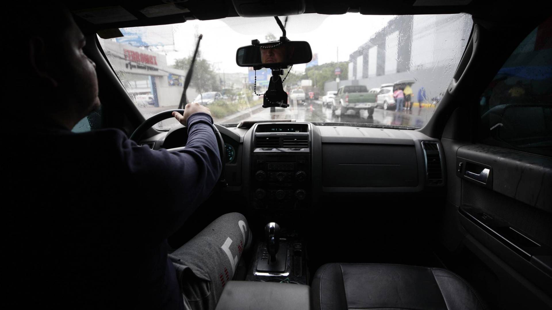 $!El tráfico, los clientes y las condiciones de las calles se juntan a la hora de trabajar como taxista VIP.