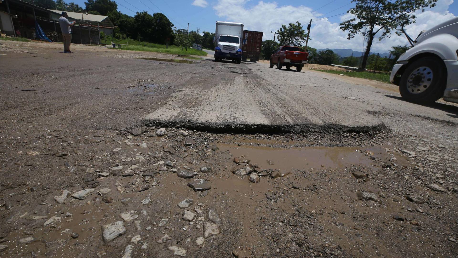 $!Los conductores de occidente sufren por el mal estado de esta arteria vial.