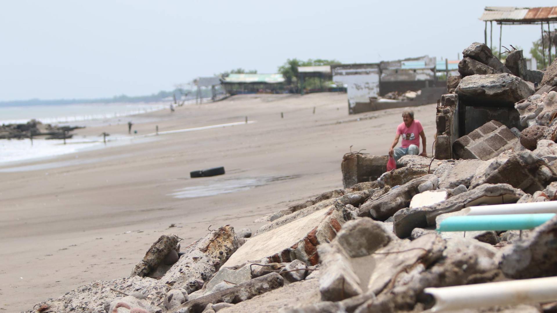 $!Según la Alcaldía de Marcovia, Choluteca, unas 2,000 familias han resultado afectadas por las marejadas en Cedeño. De algunas casas y negocios solo quedan escombros.