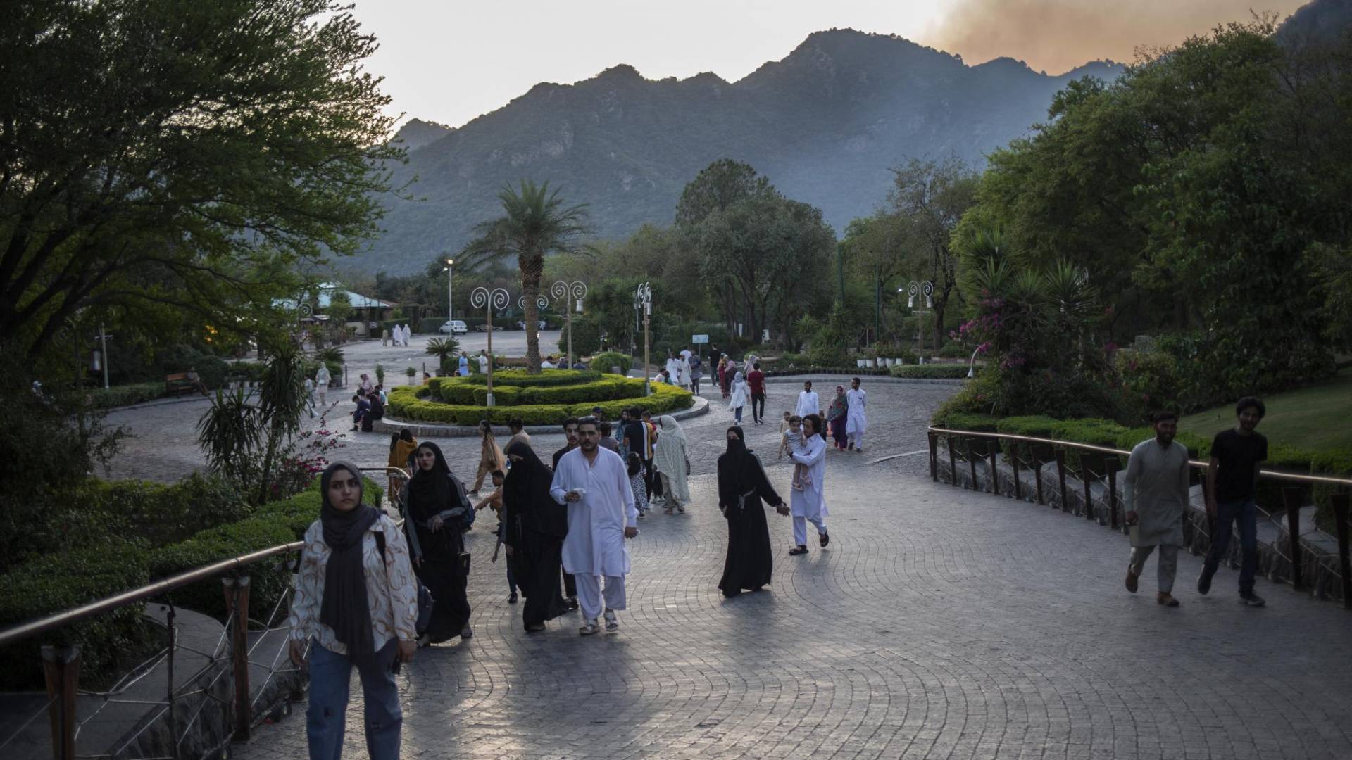 $!En Islamabad, la gente en general asume que está siendo vigilada, y con frecuencia acoge teorías de conspiración.