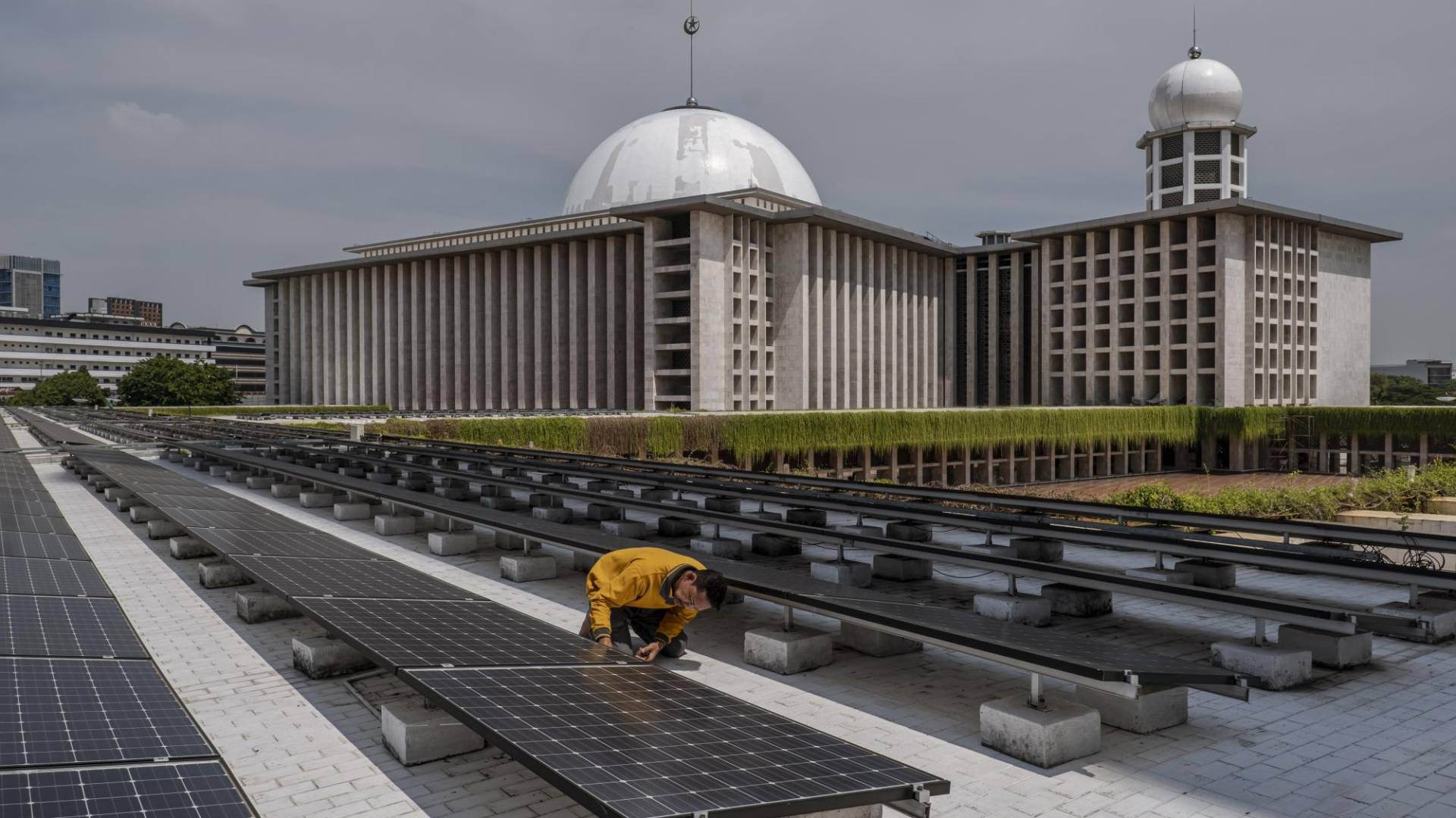 $!El medio ambiente es tema central de los sermones del Gran Imam Nasaruddin Umar, de la Mezquita Istiqlal en Yakarta, Indonesia. Inspeccionando paneles solares en la mezquita.