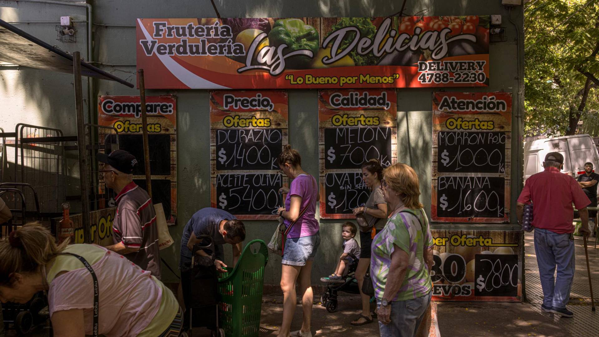 $!Los precios se modifican a diario en Buenos Aires. Argentina es uno de los mayores prestatarios del FMI. (Sarah Pabst para The New York Times)