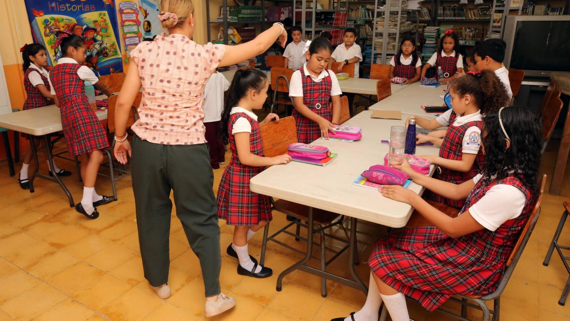 $!Muchos estudiantes prefieren hacer el sacrificio de matricular a sus hijos en escuelas bilingües para que aprendan un segundo idioma.