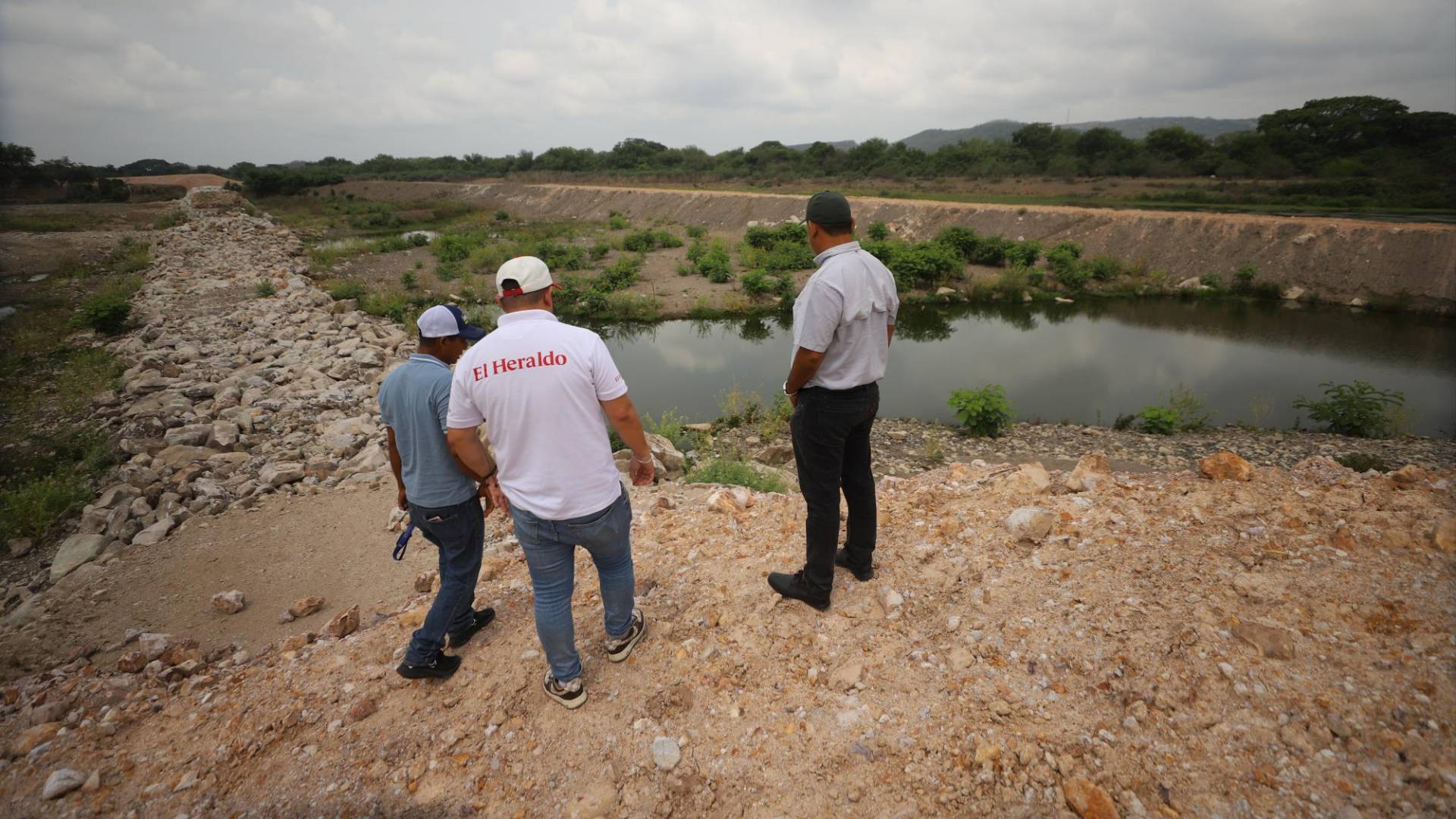 $!Faustino Manzanares, alcalde de Alianza, Valle, y Rodil Gallegos, líder de la comunidad acompañaron, a EL HERALDO Plus por el recorrido en las bordas.