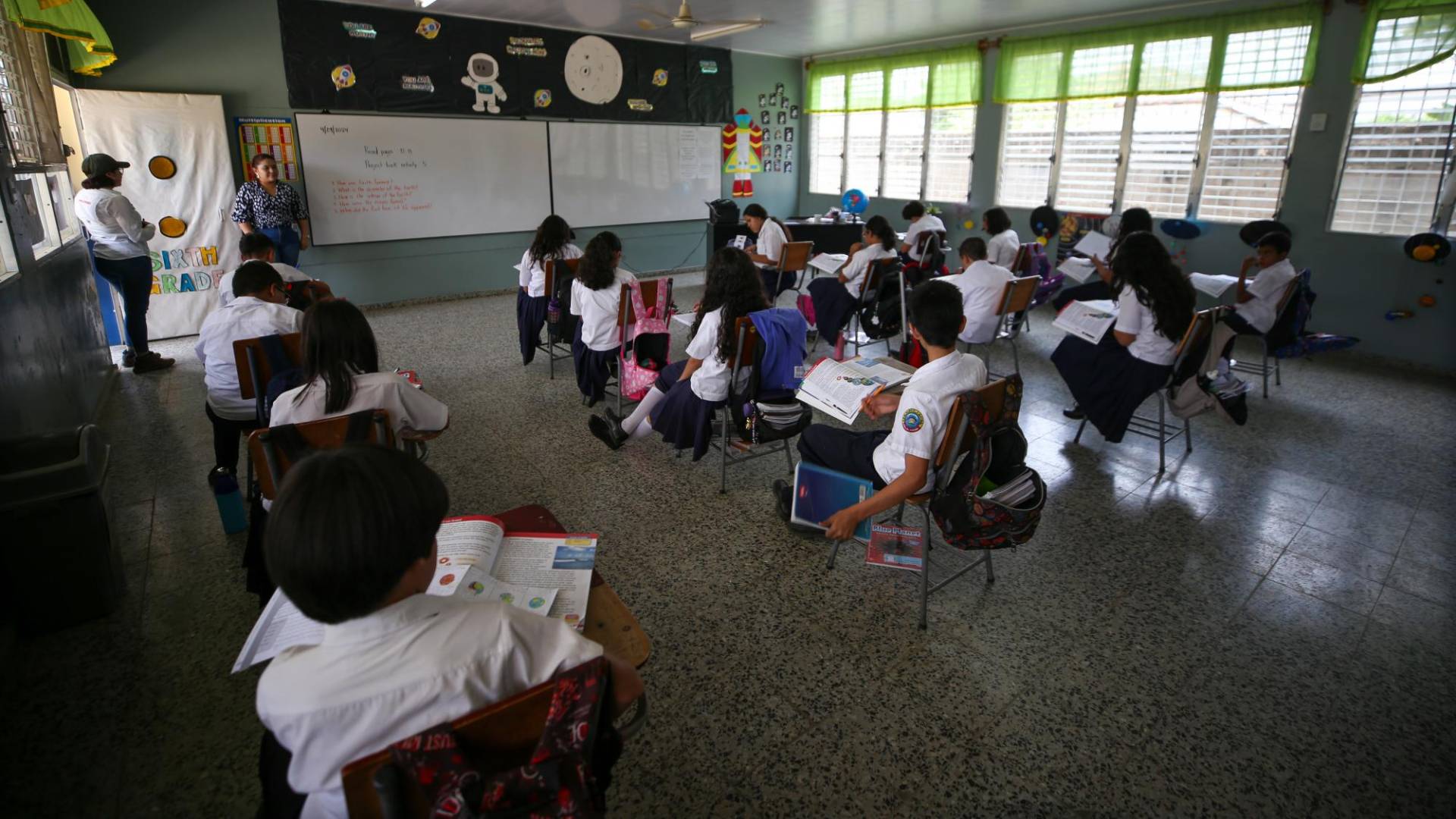 $!Una docente enseña la clase de inglés en una escuela pública de Danlí, El Paraíso. El centro educativo recién añadió a la malla curricular la clase para que los estudiantes aprendan un segundo idioma.