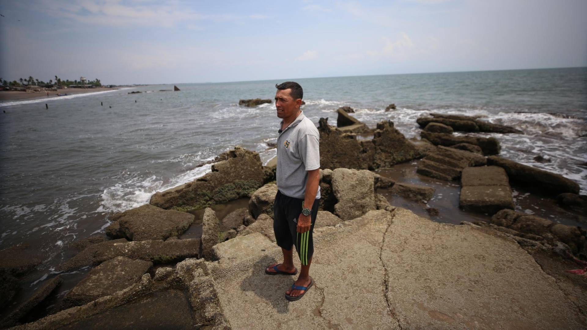 $!Lo que antes era un laboratorio de larvas ahora solo son escombros. El mar destruyó este negocio y decenas de casas en Cedeño.