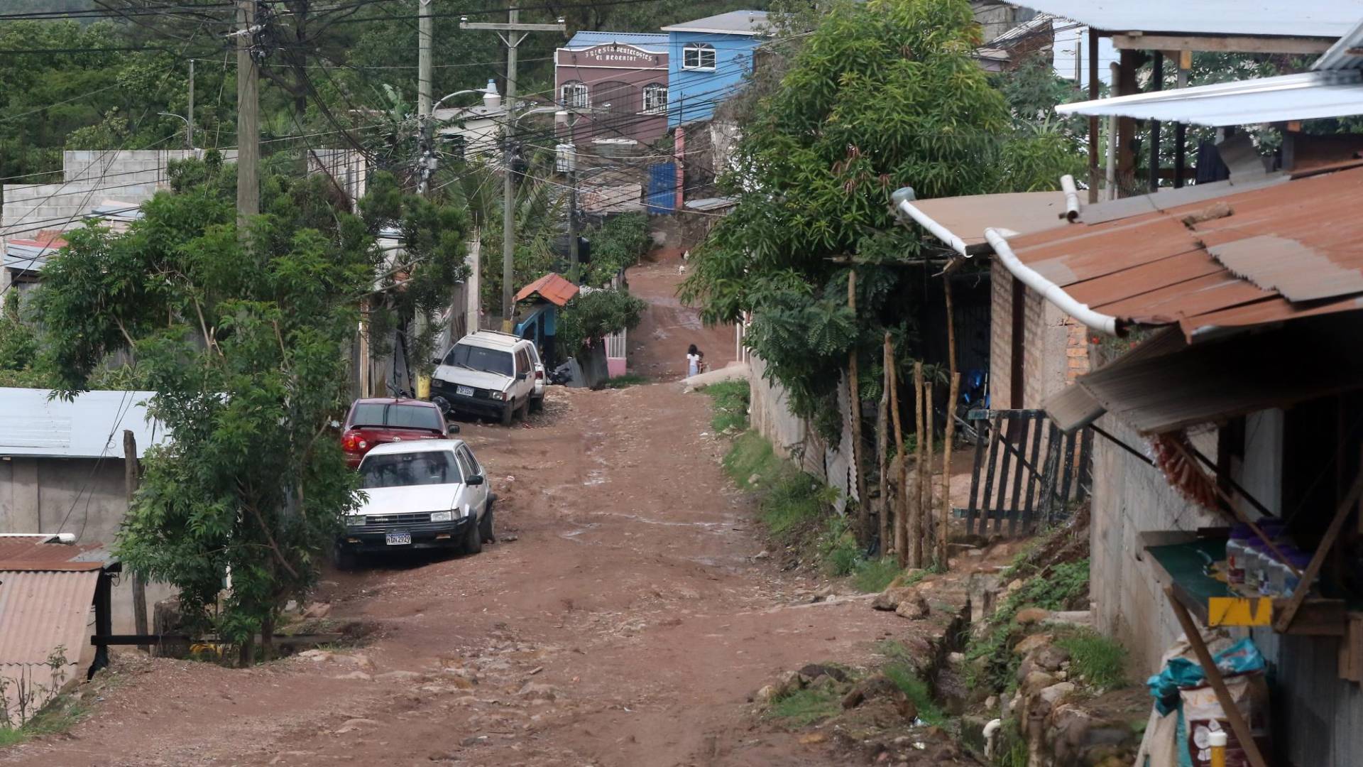 $!Esta calle de tierra despedazada conduce a la vivienda desde donde, según las autoridades, interceptaron a los cinco jóvenes que realizaban una mudanza desde residencial Honduras.