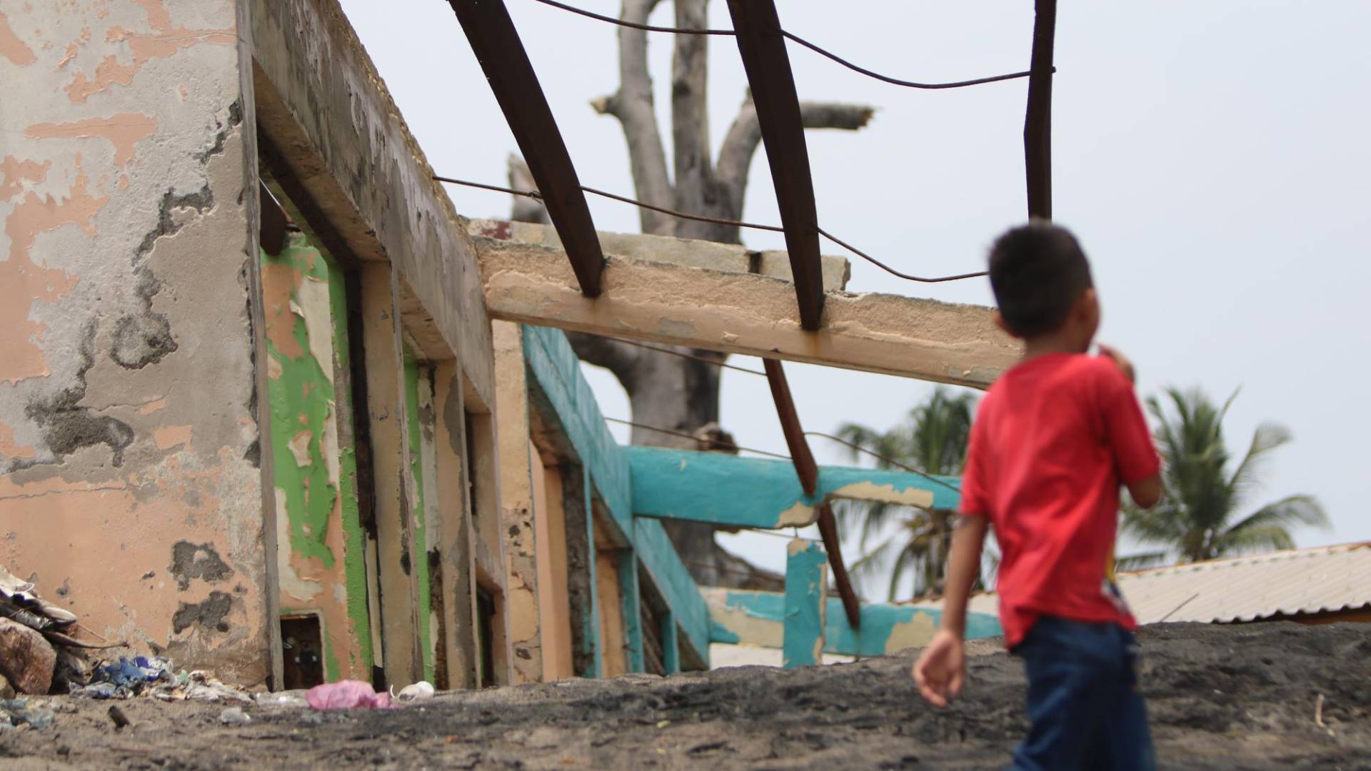 $!Los estudiantes de la única escuela pública de Cedeño tuvieron que ser reubicado porque el mar destruyó la infraestructura del centro educativo. Ya solo quedan algunas paredes y las bigas.