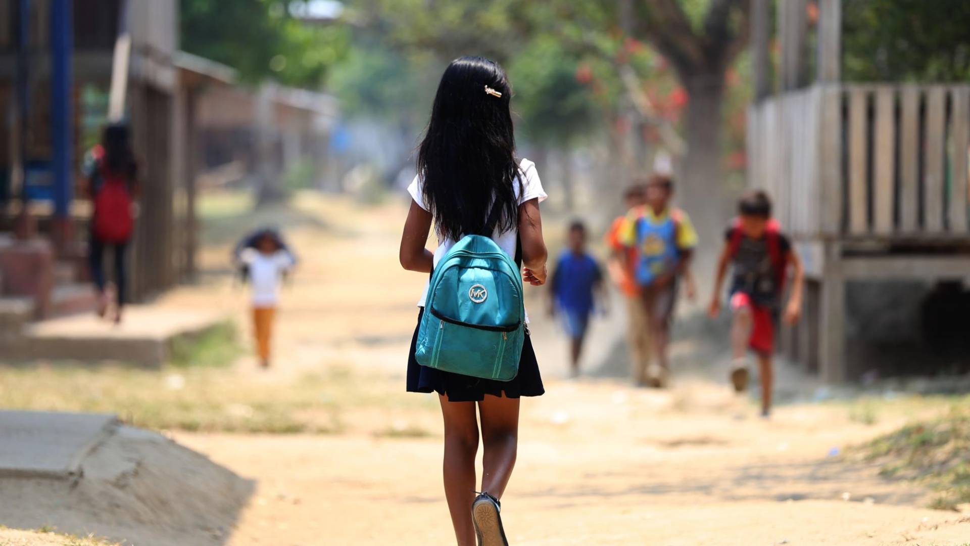 $!Esta pequeña menor de edad avanza por las calles de la comunidad de San Andrés, Nicaragua, para asistir a sus clases presenciales.