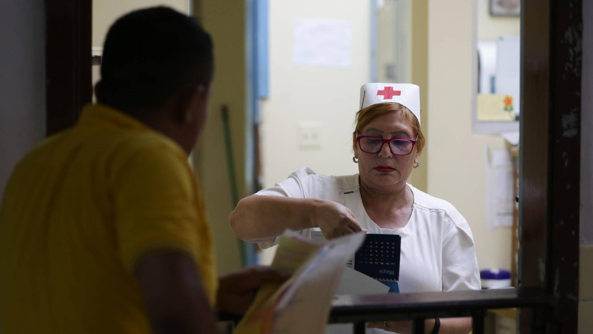 $!Doña Sonia Martínez tiene 24 años de trabajar como enfermera auxiliar. En diálogo con EL HERALDO pidió perdón a sus hijos por dejarlos solos y tener que llevarlos al hospital para poder laborar.