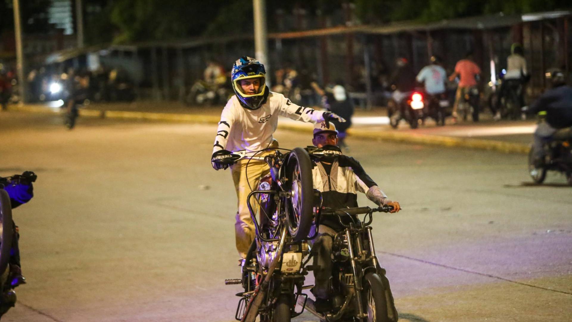 $!Con un público improvisado los motociclistas tientan la suerte para mostrar sus habilidades.