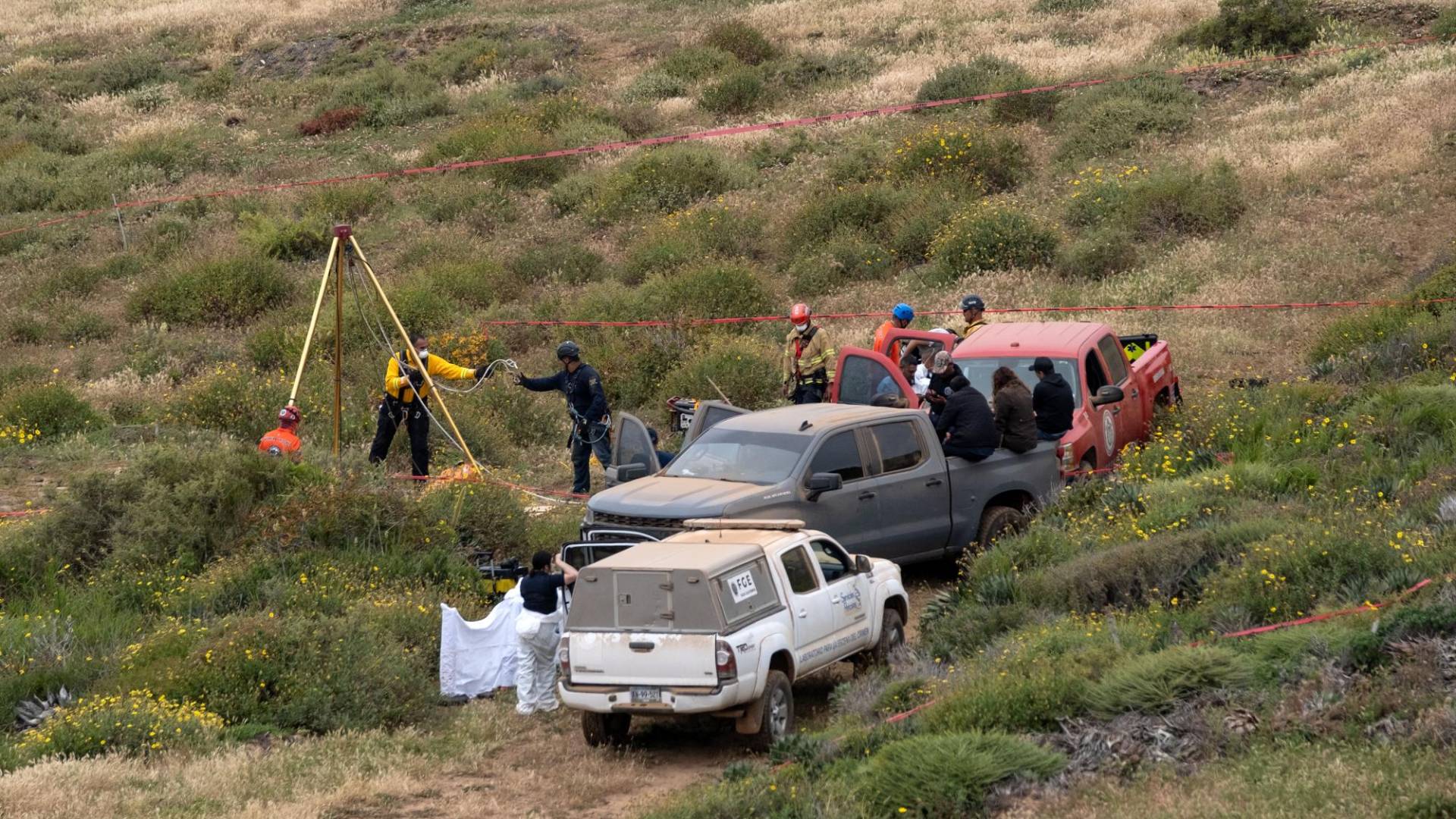 $!Los cuerpos de tres turistas asesinados a tiros fueron hallados en un pozo cerca de Ensenada, México. (Guillermo Arias/Agence France-Presse — Getty Images)