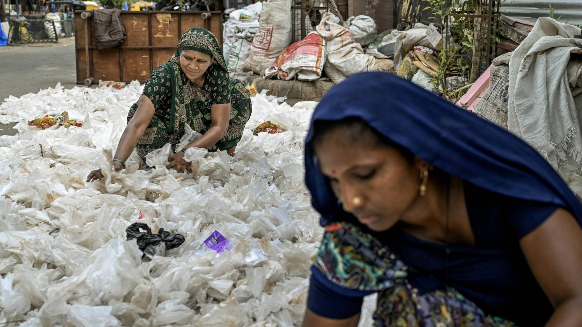 $!Hansa Ahir (izq.) compró un seguro para cubrir sus ingresos cuando el calor hace peligroso trabajar en Ahmedabad, India. (Atul Loke para The New York Times)