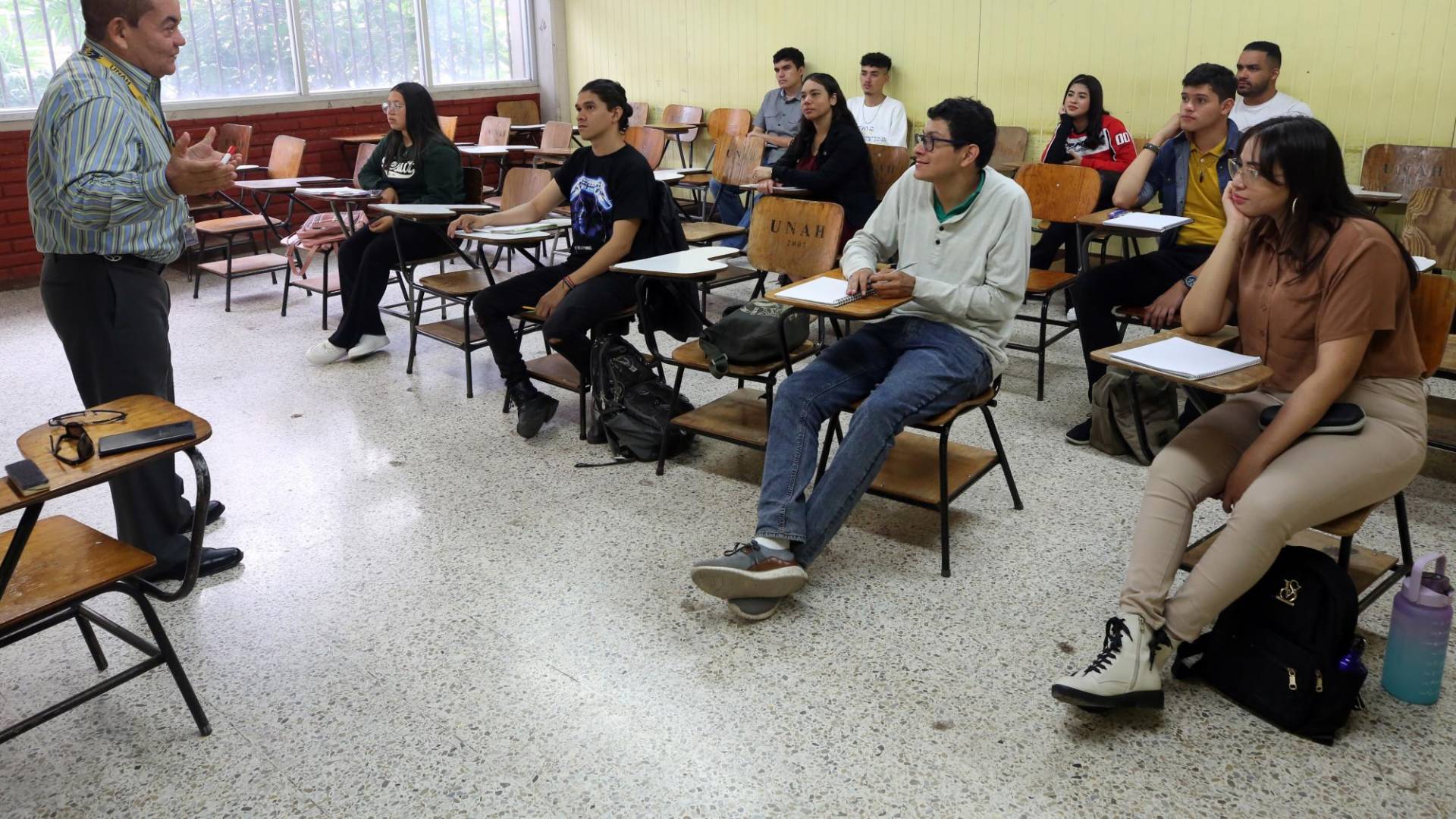 $!Expertos también sugirieron crear más becas para los estudiantes con bajos recursos económicos.