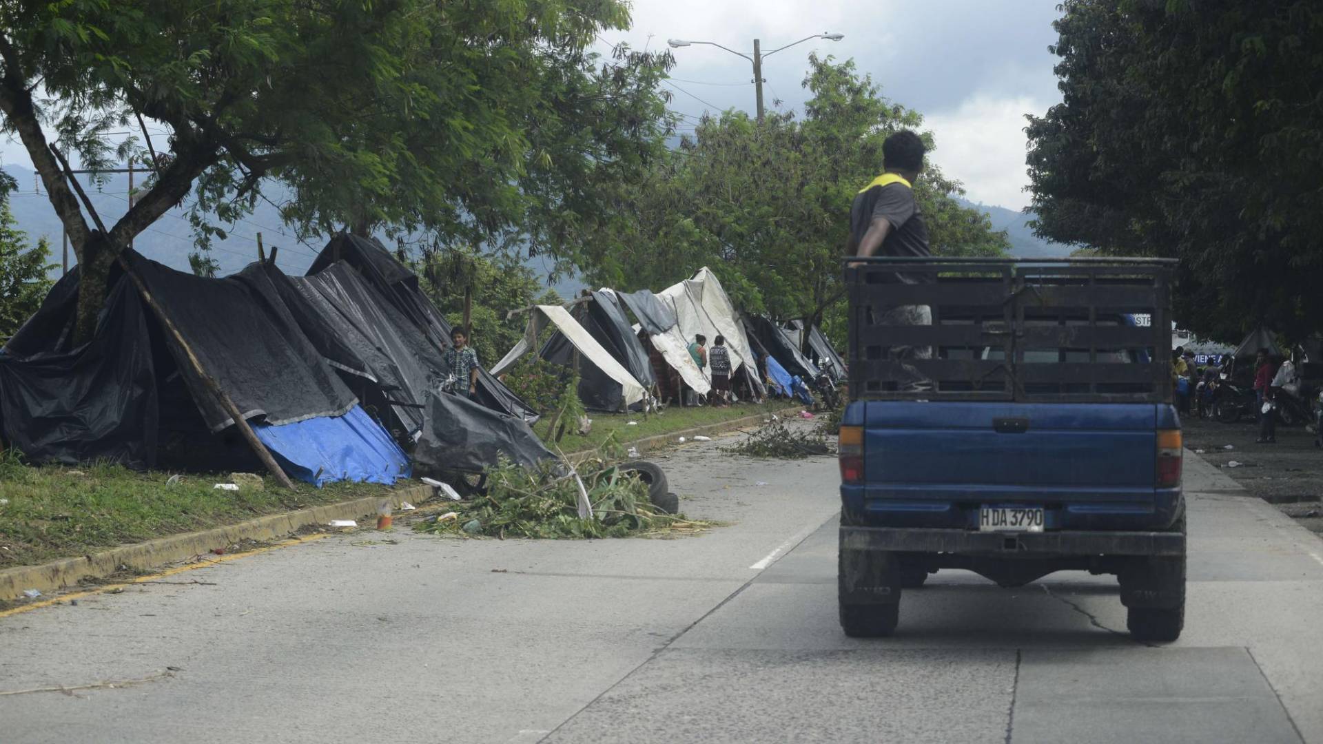 $!Algunas familias se instalaron en las medianas de las calles porque sus casas están inundadas por el desbordamiento de ríos.