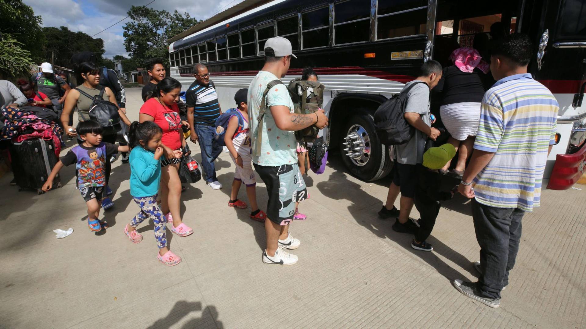 $!) Muy caro es el pasaje en Honduras y están obligados a pagar en las unidades que les ordenan, se quejan los extranjeros.