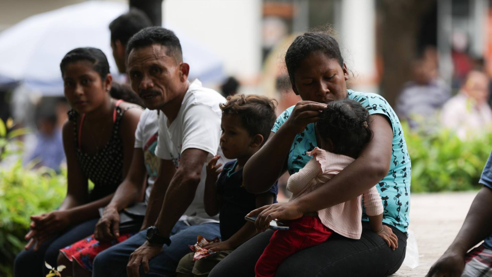 $!Lesy Makovi, junto a sus hijos y otros parientes, esperaba en el Parque Central de la capital cuando fue abordada por EL HERALDO Plus.