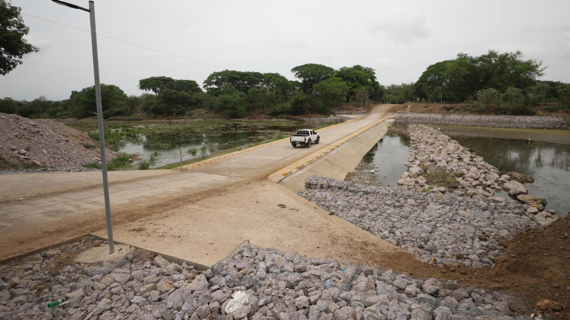 $!Un vado inundable es lo que construyó la SIT en la Costa de los Amates, aunque los lugareños señalaron que temen quedar incomunicados, pues se necesita una obra de mayor calaje.