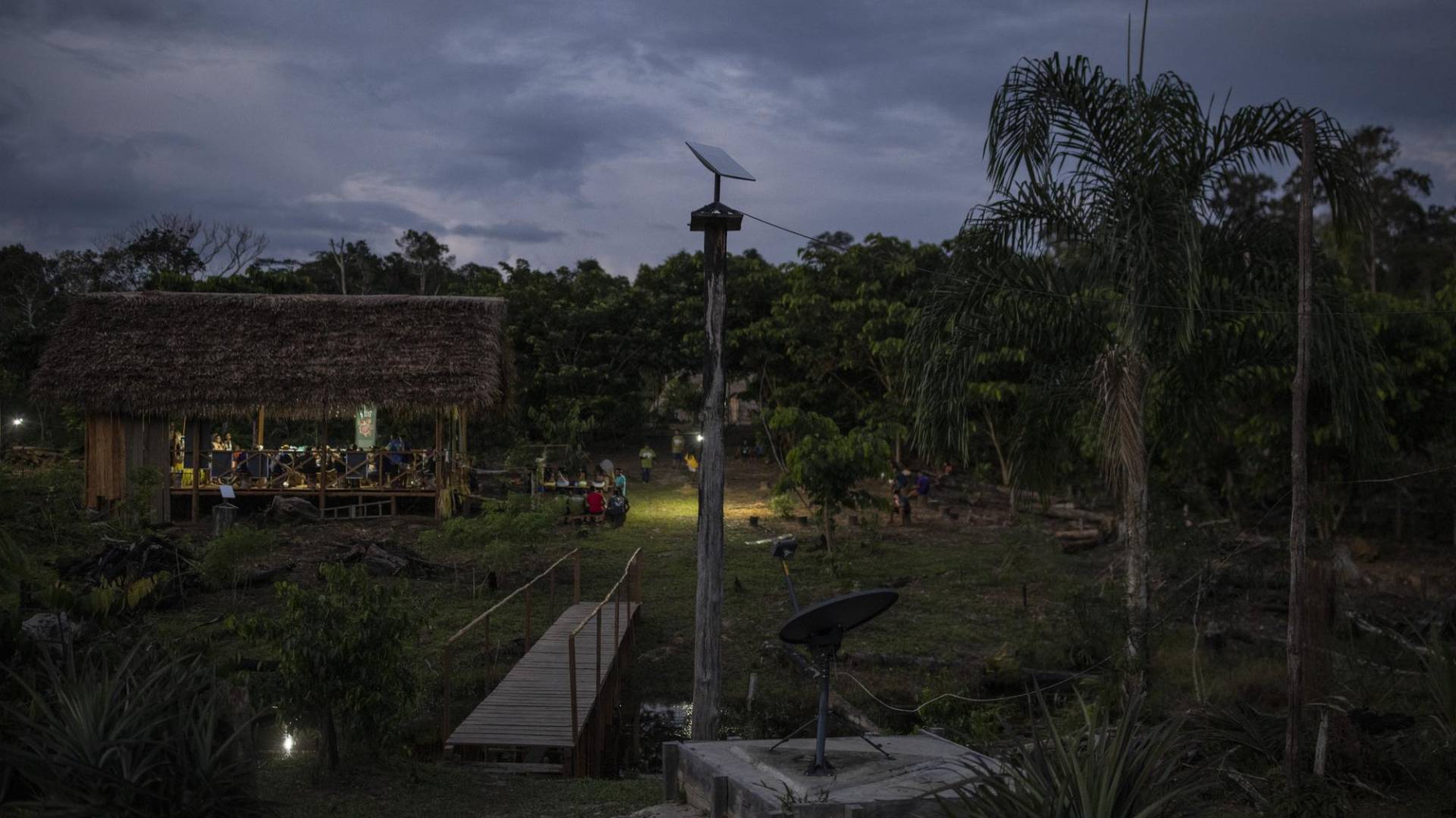 $!Una antena de Internet satelital Starlink en la aldea Manakieaway del pueblo indígena marubo en la Amazonia brasileña. (Victor Moriyama para The New York Times)