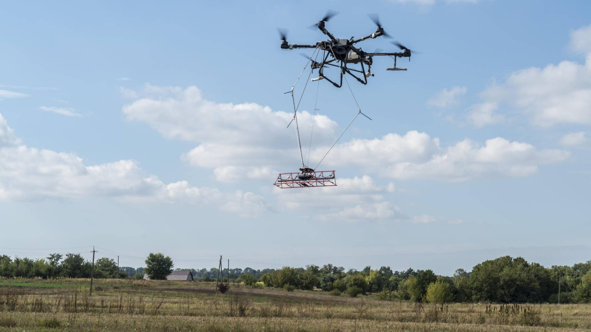 $!Un dron agrícola porta un sensor para ayudar a inspeccionar el terreno en busca de minas durante una prueba en el 2023. (BRENDAN HOFFMAN para The New York Times)