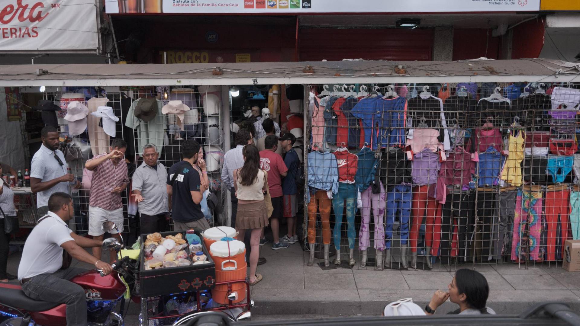 $!Clientes hacen fila en El Califa de León. Una espera que antes era de 10 minutos se ha extendido hasta tres horas.