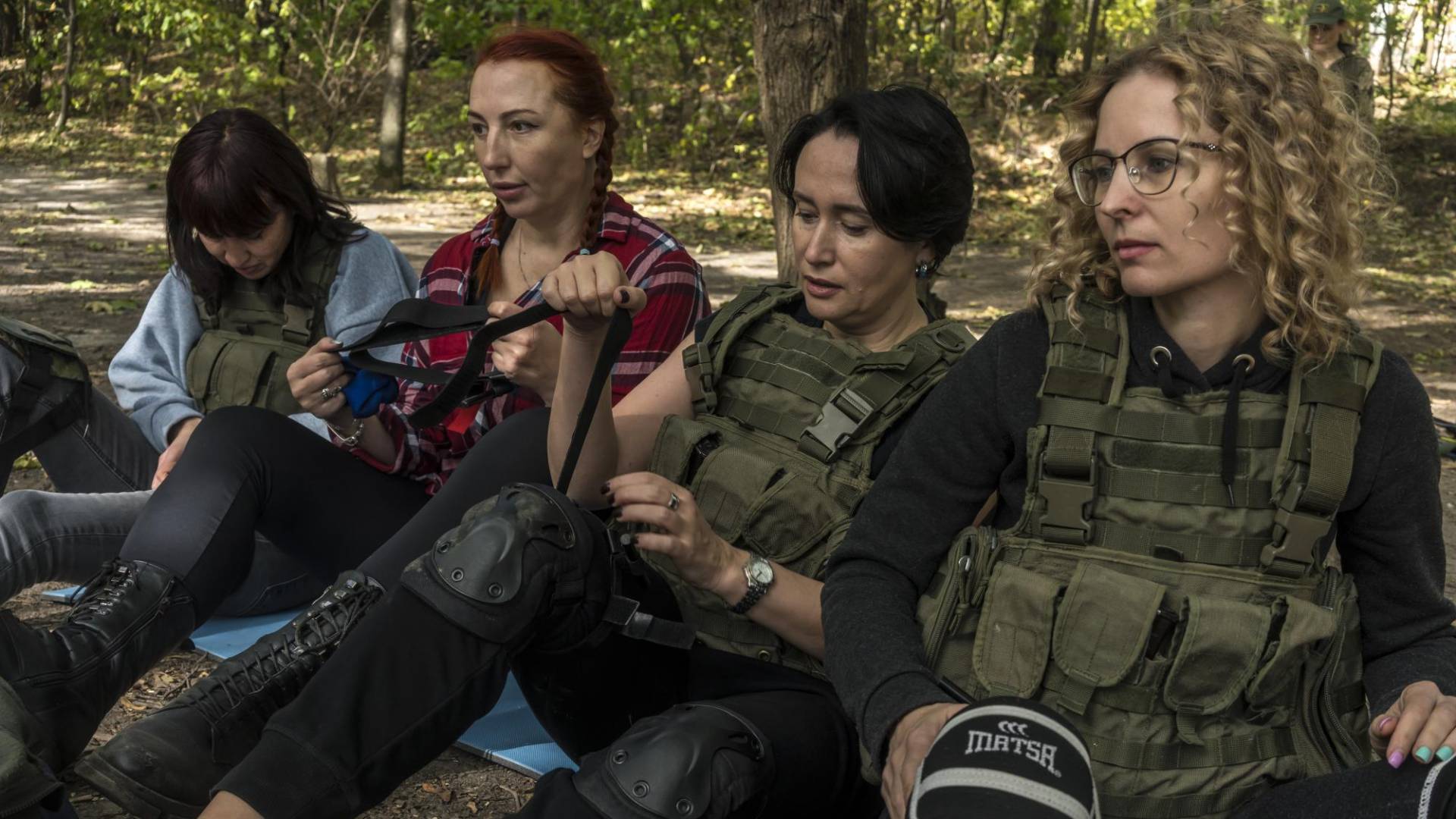 $!Además de utilizar armas, las mujeres ucranianas aprendieron a usar torniquetes en un entrenamiento.